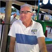 Soy inglés y hablo cuatro idiomas francés e inglés con fluidez, por lo que me gustaría impartir clases, ya que disfruto enseñando y ayudando a las personas